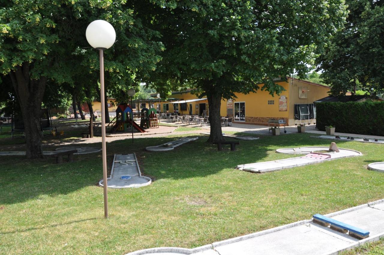 Mobil Homes Xxl2 4 Chambres - Camping Le Ranch Des Volcans Châtel-Guyon Exterior foto